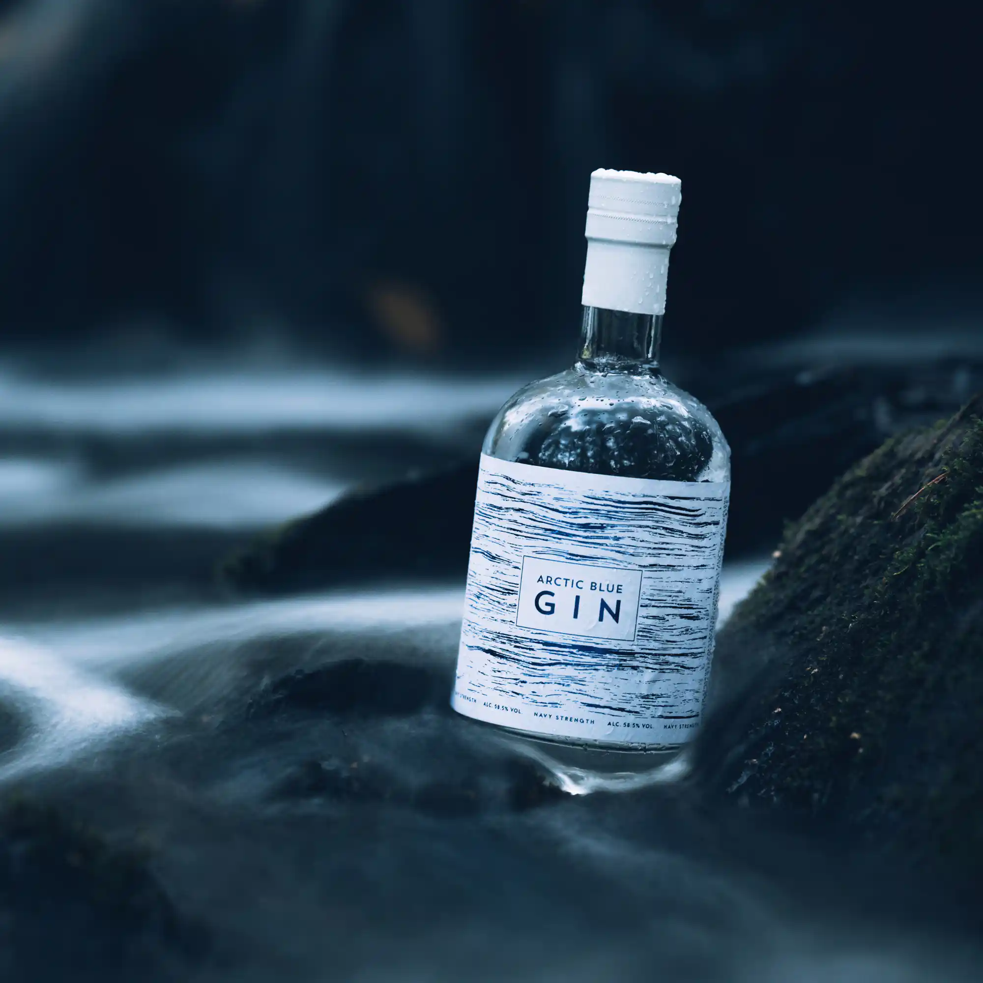 Arctic Blue Gin Navy Strength 🌲 Intens nordisk gin med karakter Kraftfuld navy strength gin fra Finland med friske noter af vilde blåbær, grannåle og urter. Smagsprofil 🫐 Frisk & frugtig 🌲 Grøn & aromatisk 🌿 Let krydret finish