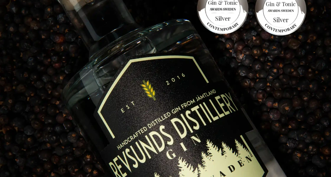 🌿 Botanicals i Herrevaden Gin 🌲 Enebær – klassisk gin-base 🌼 Hyldeblomst – floral og let sødlig signatur 🍊 Appelsinskal – frisk citrus 🌿 Korianderfrø – let krydret og citrusagtig dybde 🌶️ Hvid peber – giver varme og kompleksitet