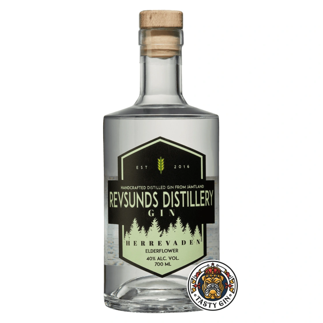 Beskrivelse Herrevaden Gin – Floral svensk craft gin (70 cl) Herrevaden Gin er en elegant og frisk craft gin fra svenske Revsunds Distillery. Med sin karakteristiske smag af hyldeblomst og citrus er den skabt til moderne gin-elskere, der ønsker en blød og aromatisk oplevelse – perfekt til både klassiske drinks og nye favoritter.
